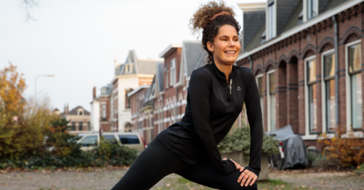 Vrouw stretching hardlopen